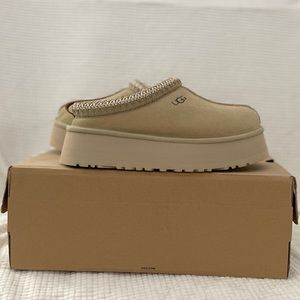 UGG Tazz slipper slide-on platform in size 5. NWT. Re-poshing item.